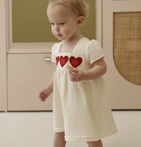 Vestido de ganchillo con corazones para bebé niña