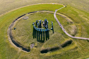 Stonehenge. Image links to tour