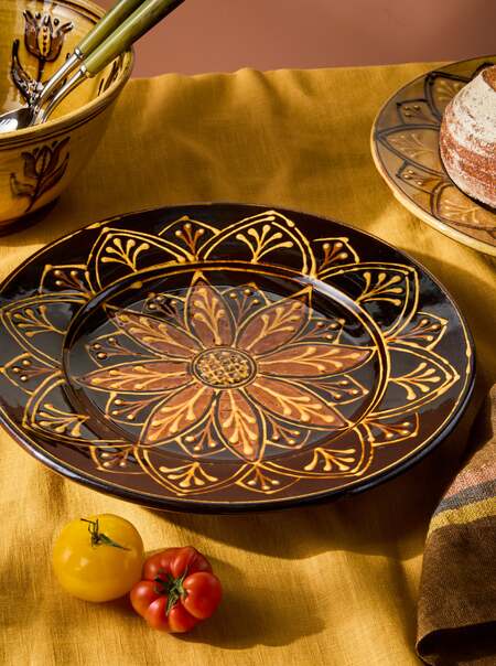 Dahlias Slipware Serving Plate (13in/33cm)