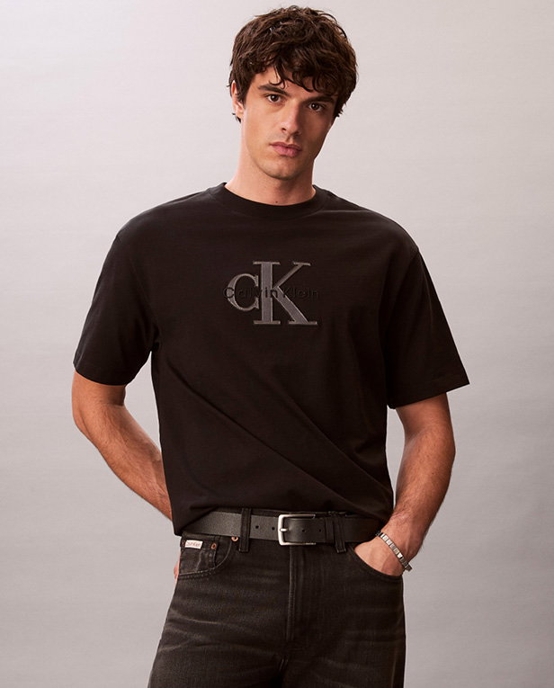 RELAXED LOGO APPLIQUÉ T-SHIRT