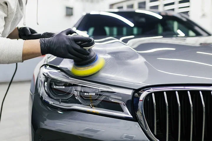 Gi bilen din glansen tilbake med polering og lakkrens hos Performance Bilpleie på Grorud