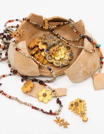 Lavish Gold Hoard Unearthed in Saudi Arabia’s Historic Desert City