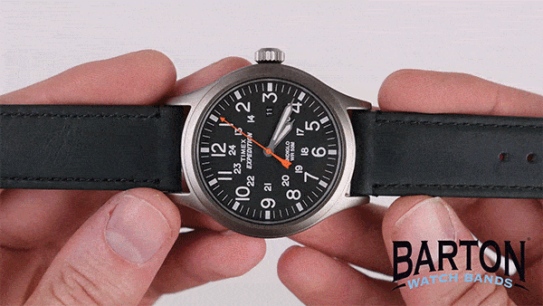 GIF SHOWING HOW EASY IT IS TO SWAP WATCH BANDS WITH QUICK RELEASE