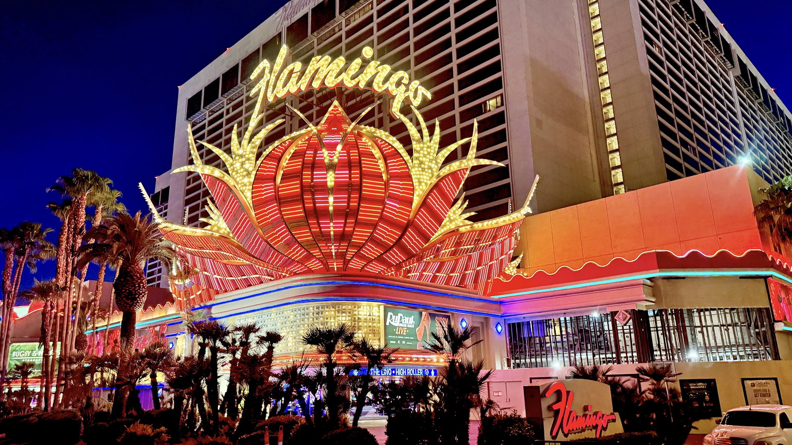 Welcome to Las Vegas sign timed for an empty frame