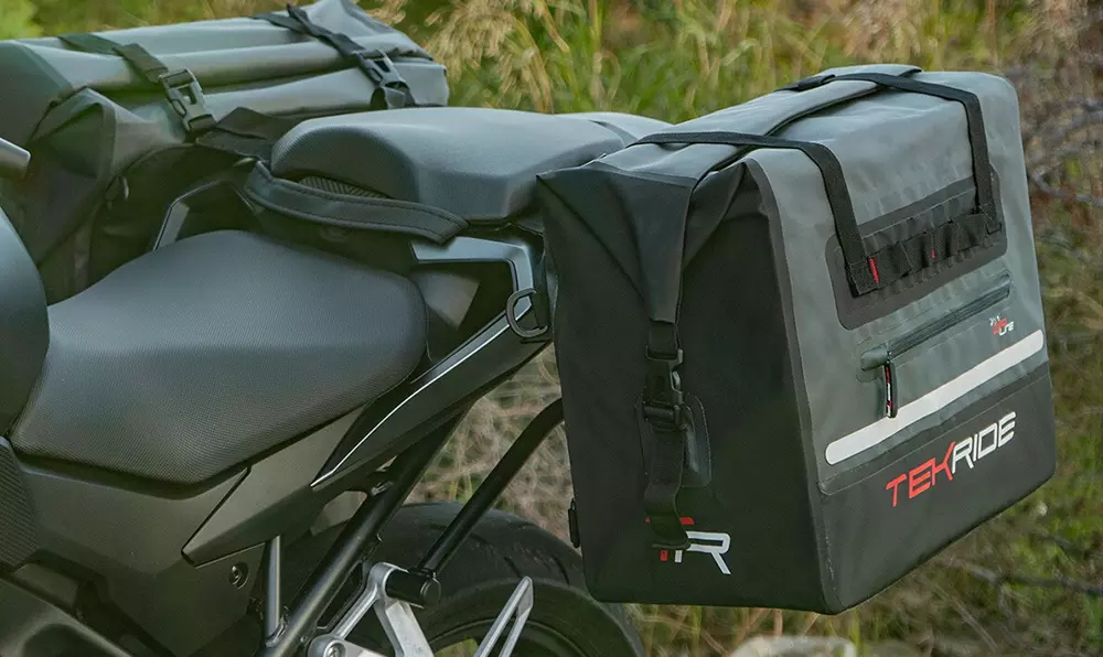 Comment fixer une sacoche cavalière moto ?