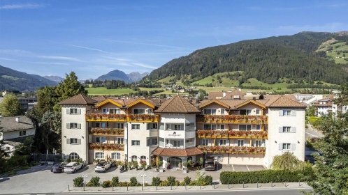 Hotel außenansicht mitten im grünen