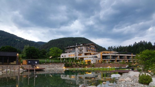 Hotel außenansicht mit Badeteich