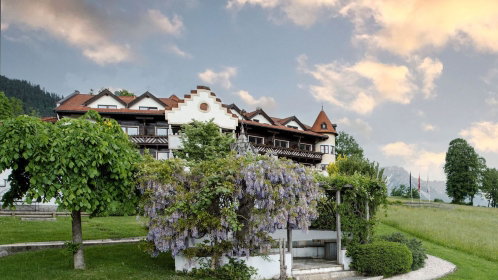 Garten mit Hotel im Hintergrund