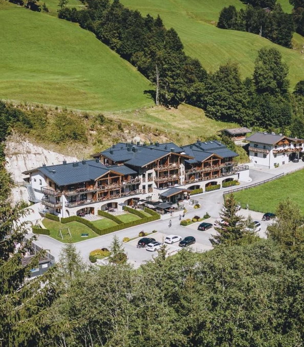 Hotel außenansicht mitten im grünen