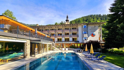 Hotel pool mit liegen und sonnenschirmen