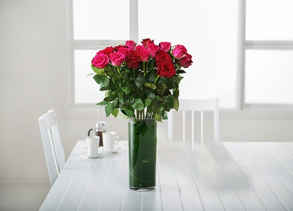 Image of Mixed Red and Bright Pink Roses Gift Box with Vase (ROA197)