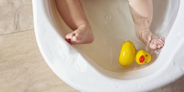 papa fait tomber bébé baignoire