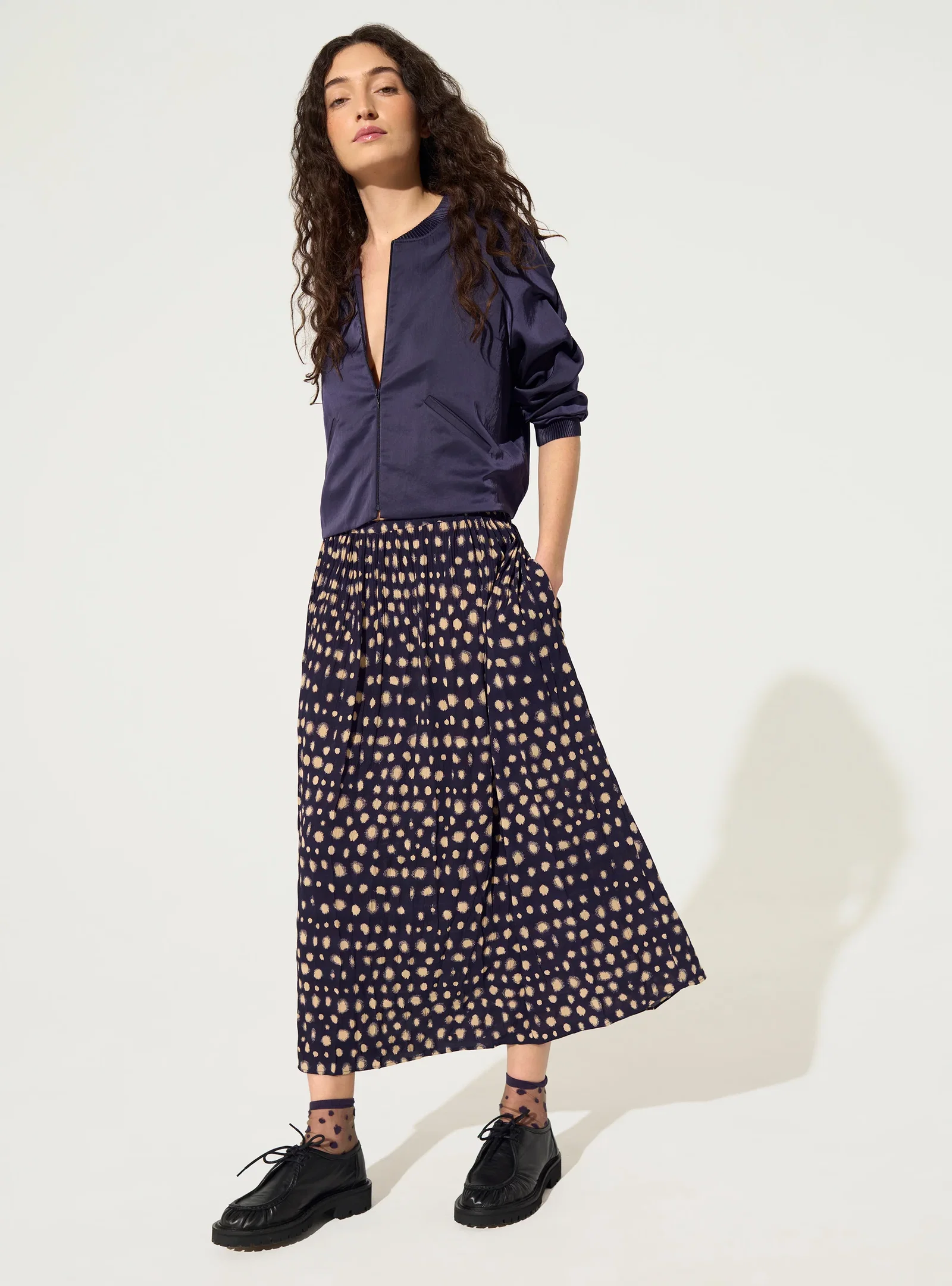 Image of Jupe midi imprimé à pois violette