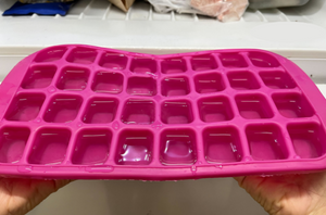 Pour white vinegar into an ice tray to copy this super quick, $1 cleaning hack