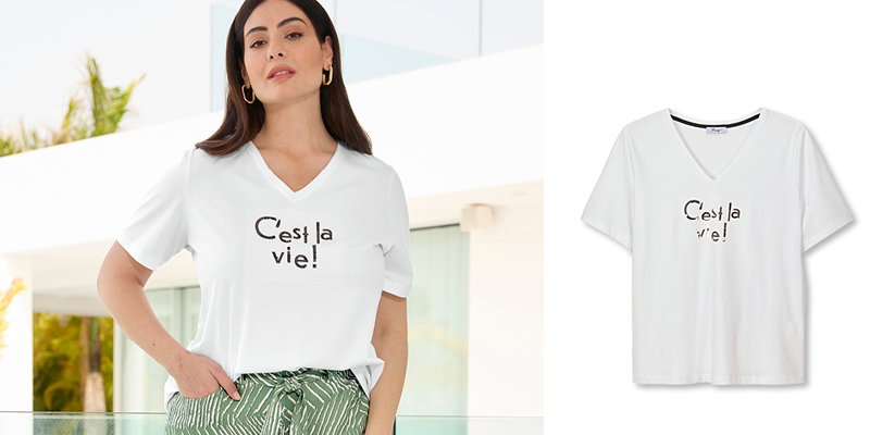 Model mit weißem Shirt mit V-Ausschnitt und Aufdruck: C'est la via!