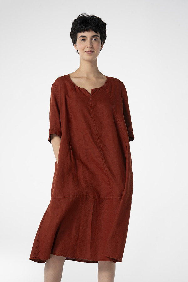 This short-sleeved dress, reaching to the elbows, is made from pure, breathable linen. It features a flattering A-line silhouette with fitted shoulders and a flowing skirt that falls just below the knee. The round neckline with a small slit, the quilted seams, and the side seam pockets create a relaxed look.