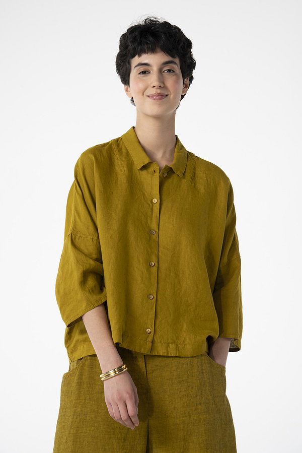Classic shirt blouse details like the small collar and button placket define this style. Made from pure, breathable linen, the blouse features a fashionable cropped, boxy fit. The low-set, short sleeves, which can also be rolled up, emphasize the minimalist look. Pair it with the matching trousers in the same fabric.