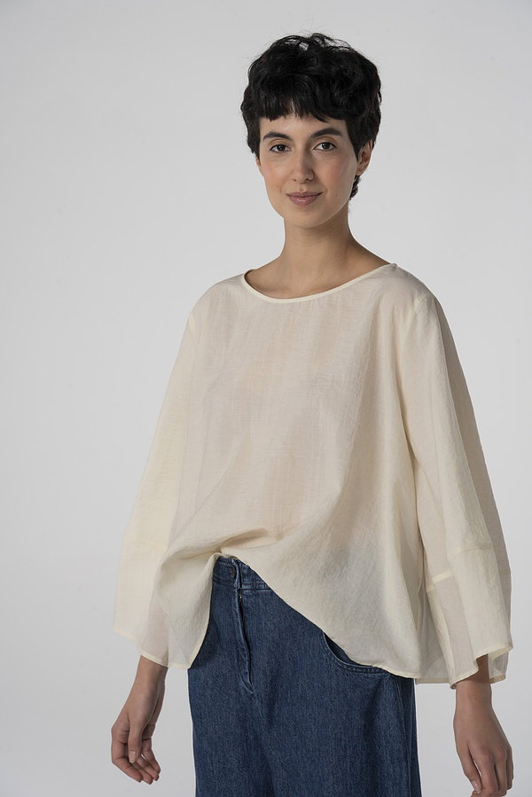 This simple, short blouse is made from lightweight, fine lyocell with a delicate ribbed texture and features a relaxed A-line silhouette. Fitted shoulders and bias-bound edges at the hem and neckline enhance the minimalist look. Generously cut sleeves with seam details add distinctive volume. This blouse makes a fashionable statement!