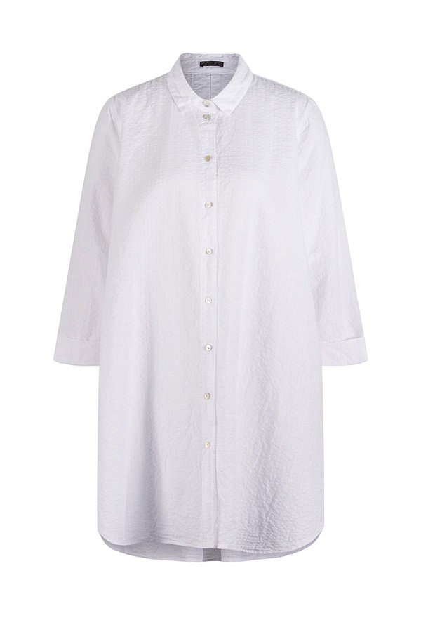 This shirt blouse in lightweight cotton-linen seersucker embodies a summery, sporty look. It features fitted shoulders and a relaxed A-line silhouette that falls to approximately knee length. A striking detail is the tiered hem, which is rounded and shorter at the front, while the back is straight and longer. The blouse has a small shirt collar, a full button placket, and a wide box pleat at the back. The long sleeves can be rolled up.