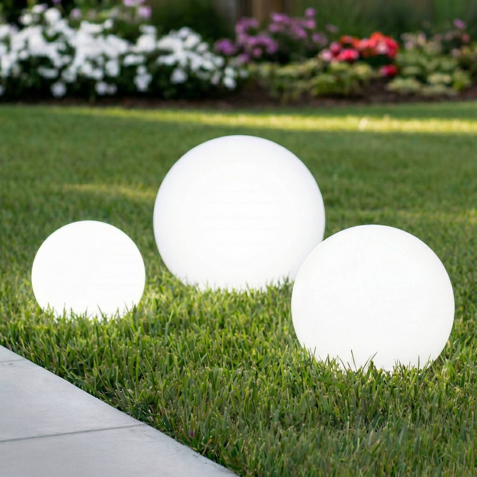 Lámparas LED solares Lago de Lindby, juego de 3, globos, pincho de suelo, blanco