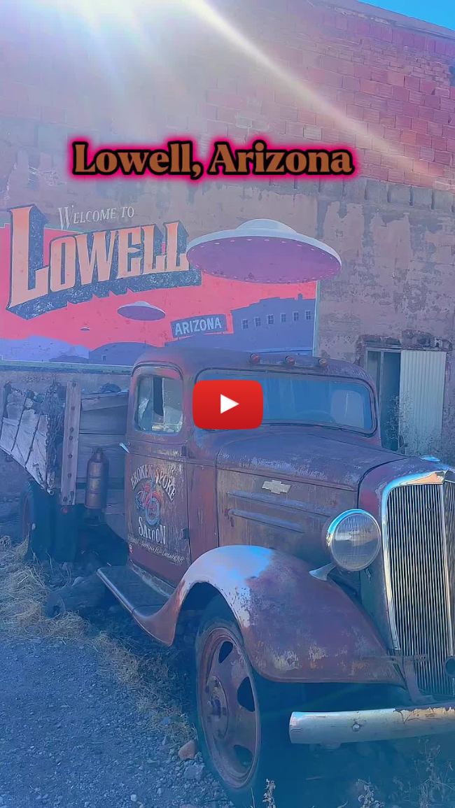 A step back in time in Lowell, Arizona ⛏️ Just about 1 hour 45 minutes from Tucson, this tiny street feels frozen in the 1950s, lined with vintage cars, retro gas stations, and old storefronts that make it feel like you’ve stepped onto a movie set. It’s a quick stop, but such a fun glimpse into Arizona’s mining history and small-town charm, definitely worth pulling over for photos if you’re exploring the Bisbee area. 📍Erie St, Bisbee, AZ 85603 