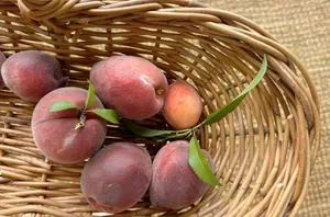 She built her whole table around peach season (and it's gorgeous)