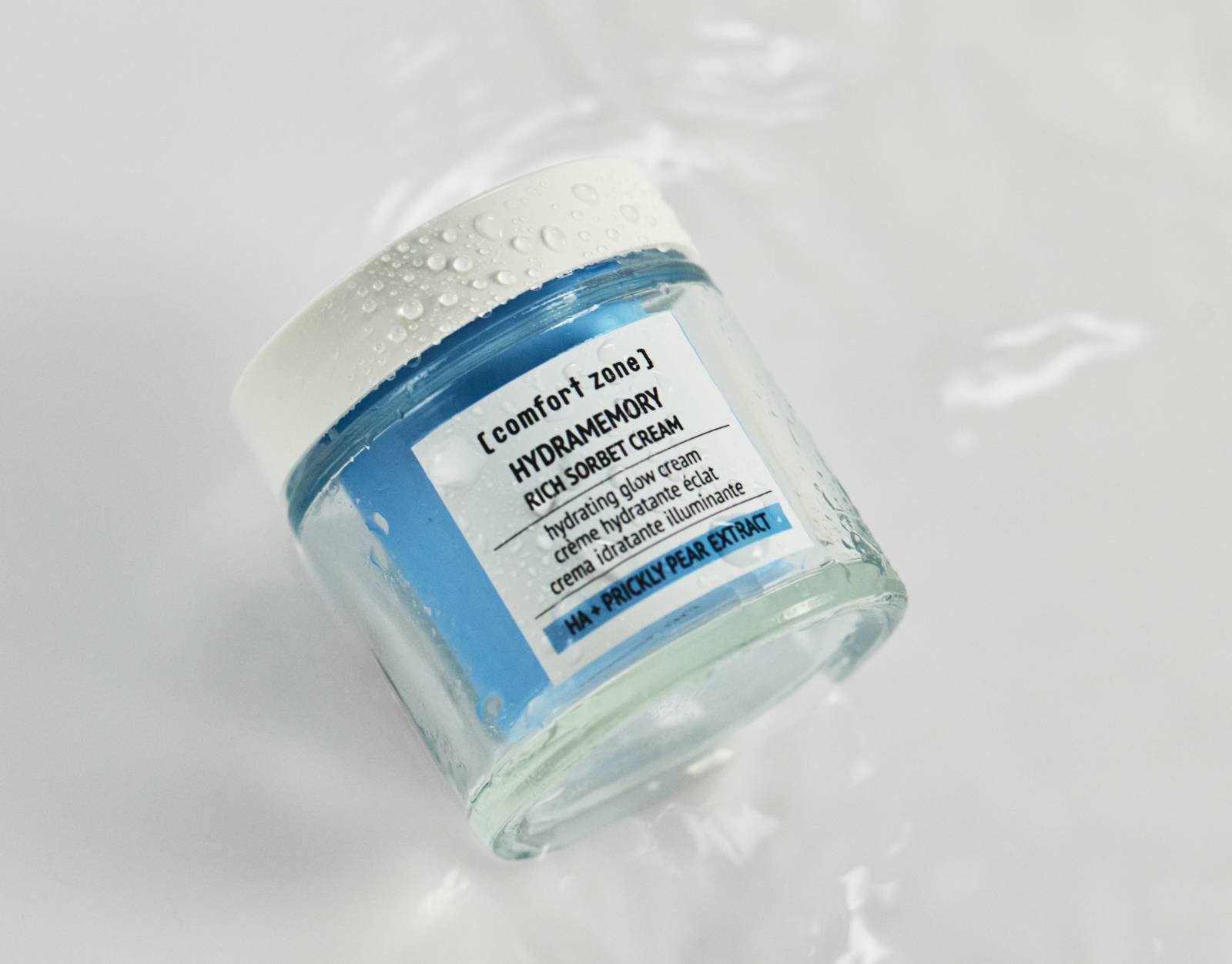 Hydramemory Rich Sorbet Cream with water on it