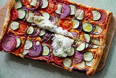 Rezept, Gemüsetarte aus knusprigem Blätterteig mit Passata, Zucchetti, Tomaten und roten Zwiebeln, Oswald