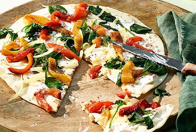 Rezept, Fladenbrot mit cremigem Frischkäse, grillierten Peperoni und Spinat, Oswald