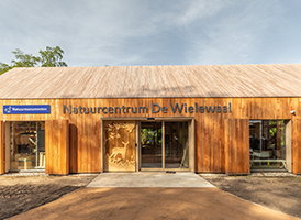 Het bezoekerscentrum is een ideale startplek voor een wandeling over het landgoed.