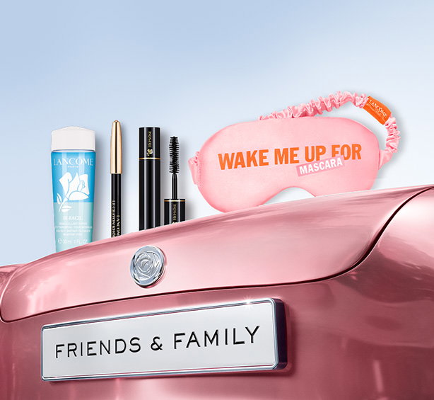 L'omaggio Friends & Family: struccante, eyeliner, mascara e mascherina da notte rosa appoggiati su un'auto.