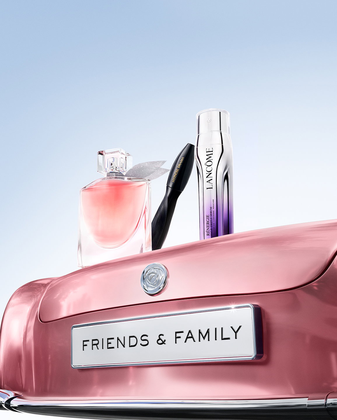 Visual della campagna Friends & Family: prodotti iconici Lancôme appoggiati sul retro di un'auto rosa.