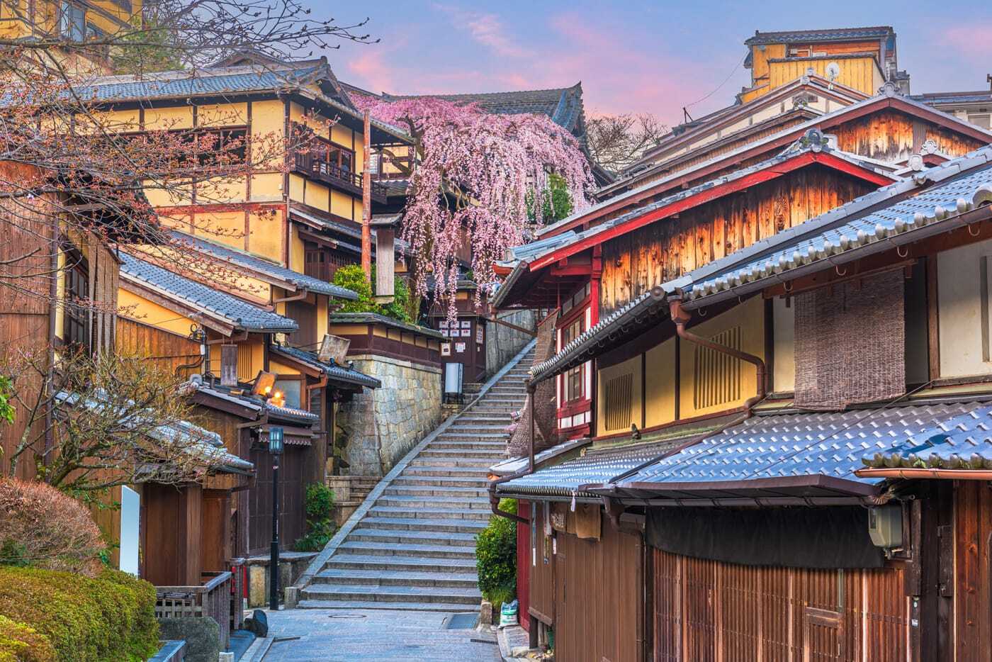 Calle tradicional de Ninenzaka en Kioto al amanecer entre tejados de madera