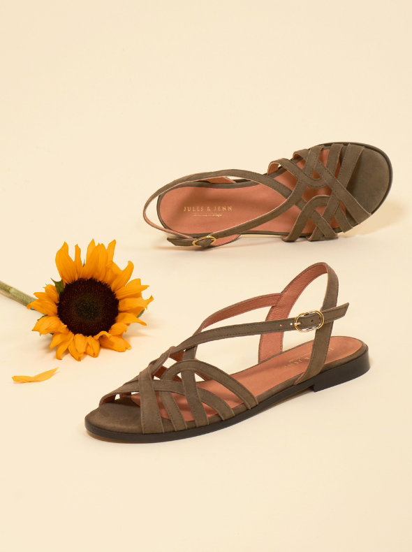 Sandales plates brides cuir daim kaki