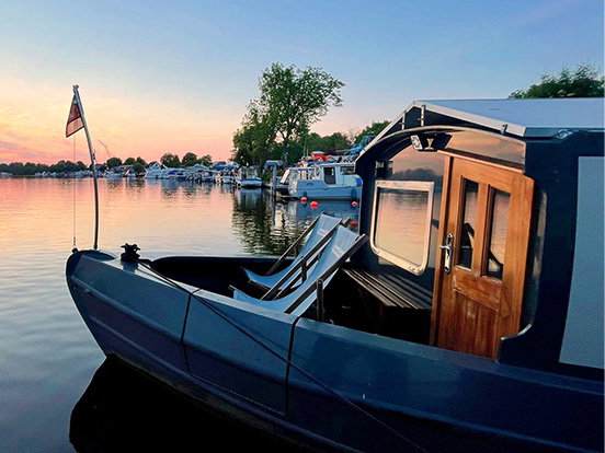 Ein Hausboot schwimmt auf dem Wasser.