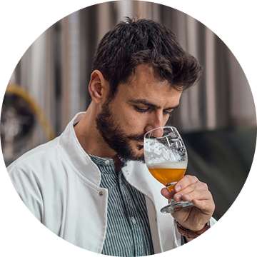 Ein Mann nippt an seinem Bier.