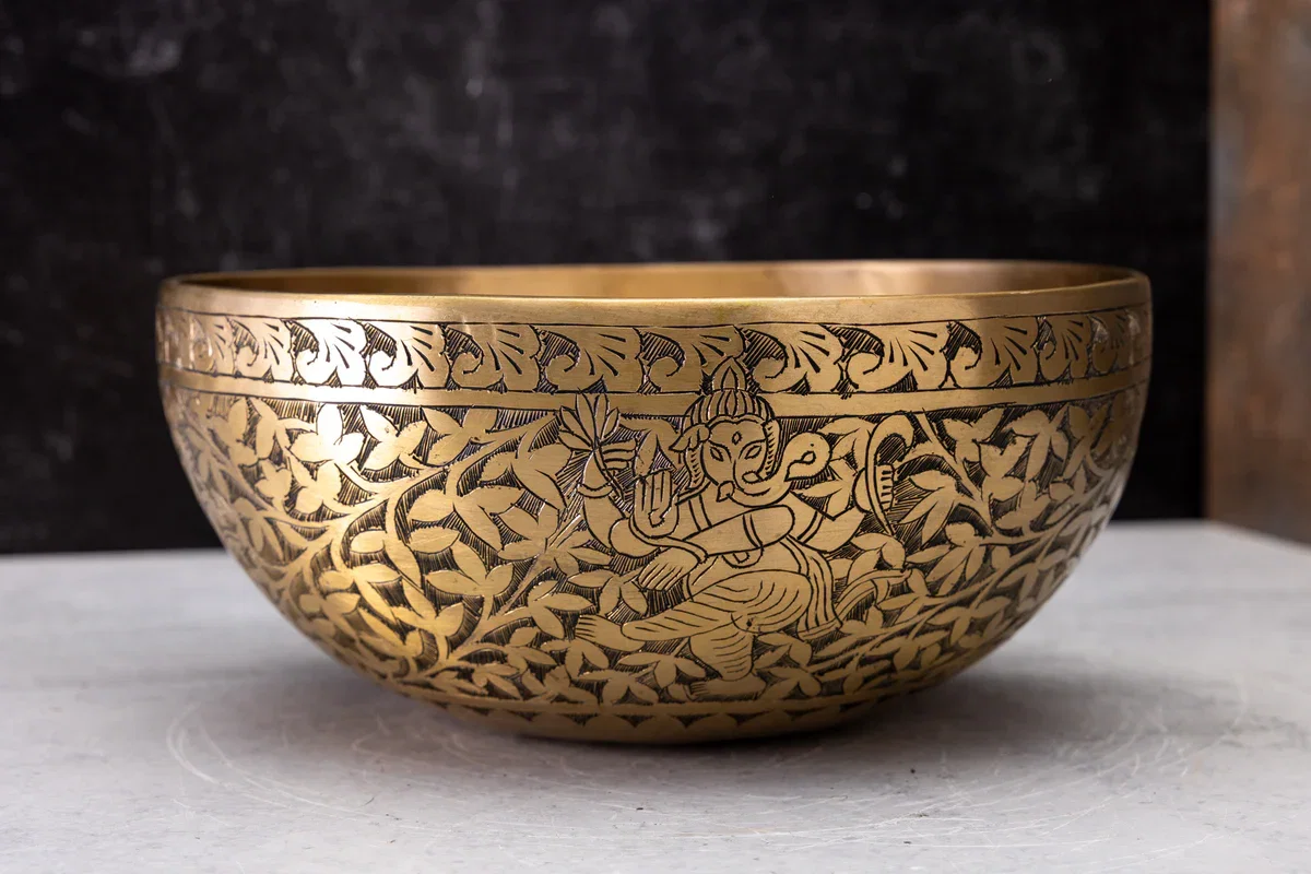 Tuned bronze bowl with hand-finished pattern work