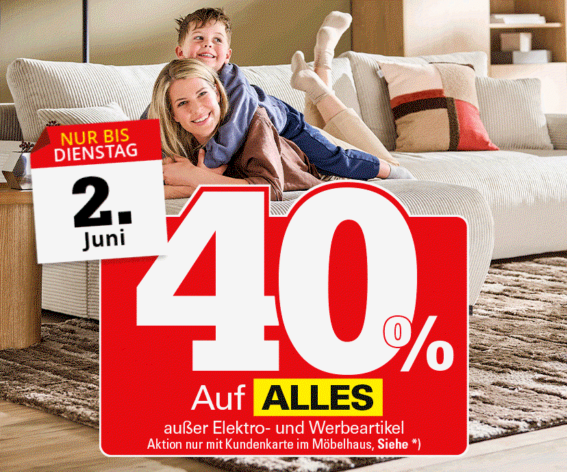 Die Headergrafik zeigt eine Frau liegt entspannt auf einem hellen Cord-Sofa, während ein kleiner Junge lachend auf ihrem Rücken liegt. Im Vordergrund überlagert eine große Rabattaktion das Bild: Ein auffälliges rotes Schild wirbt mit „40% Auf ALLES“ (außer Elektro- und Werbeartikel, nur mit Kundenkarte), ergänzt durch eine Kalender-Grafik mit der Aufschrift „Nur bis Dienstag 2. Juni“.