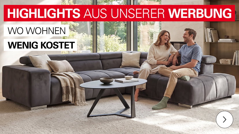 Ein modern eingerichtetes Esszimmer mit einem rechteckigen Tisch in dunkler Holzoptik und sechs gepolsterten Stühlen mit Armlehnen und drehbaren Metallfüßen. Zwei Personen stehen am Tisch, eine Person schenkt ein Getränk ein. Im Hintergrund sind eine weiße Treppe und eine helle Wand. Im oberen Bereich befindet sich ein rotes Textfeld mit weißer Schrift: ‘HIGHLIGHTS AUS UNSERER WERBUNG‘ und ‘WO WOHNEN WENIG KOSTET‘.