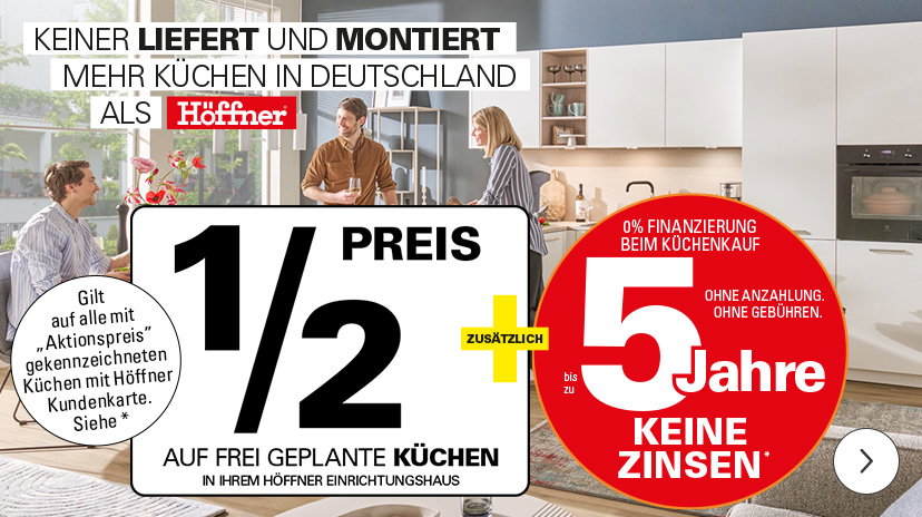 Werbegrafik von Möbel Höffner für eine Küchen-Rabattaktion vor dem Hintergrund einer modernen, hellen Einbauküche mit drei Personen. Im Vordergrund dominieren zwei große Werbeelemente: Ein weißes Schild wirbt mit „1/2 PREIS auf frei geplante Küchen“ (gültig mit Höffner Kundenkarte), gekoppelt über ein gelbes Pluszeichen mit einem roten Kreis, der „Zusätzlich bis zu 5 Jahre KEINE ZINSEN“ bei einer 0%-Finanzierung verspricht. Der obere Textzug lautet: „KEINER LIEFERT UND MONTIERT MEHR KÜCHEN IN DEUTSCHLAND ALS Höffner“.