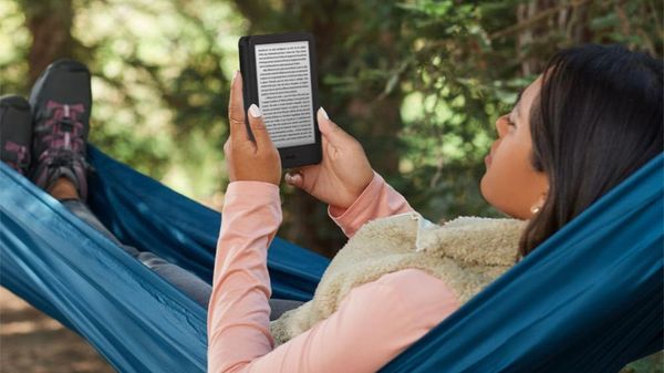 Cette liseuse Kindle légère est l’idée cadeau parfaite pour les lectrices