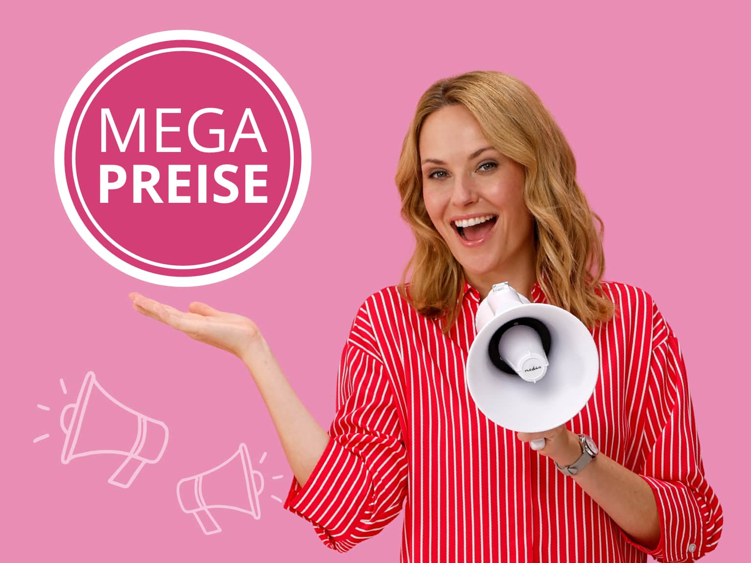 Ein Model mit langem Haar trägt ein rot-weiß gestreiftes Hemd und hält ein Megafon vor rosa Hintergrund. Mode zu Megapreisen. Bild oder Schaltfläche darunter anklicken, um in den Shop zu gelangen >