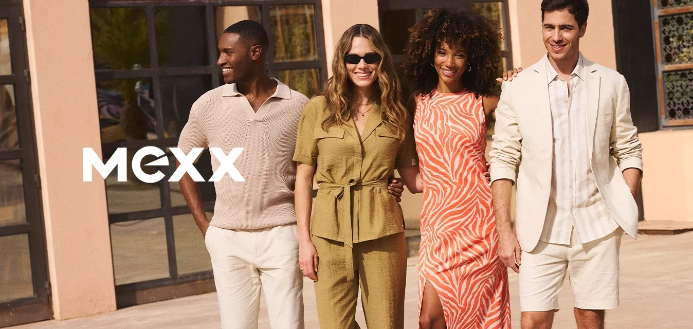 Vier volwassenen staan voor een gebouw, gekleed in casual zomerkleding: een beige shirt, een groene jumpsuit, een oranje jurk en een licht blazer met shorts.