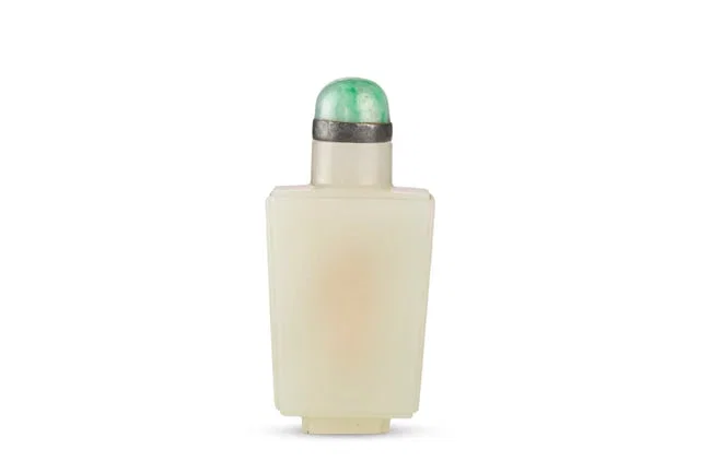 A CHINESE WHITE JADE FACETED SNUFF BOTTLE 18TH-19TH CENTURY