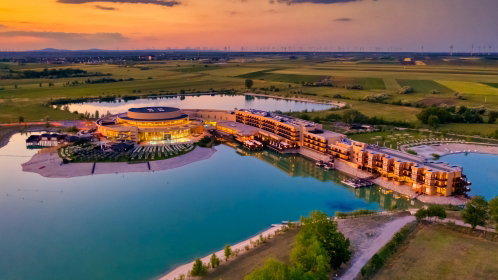 Hotel außenansicht bei Sonnenuntergang