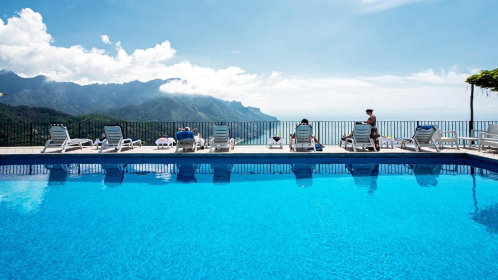 Pool Liegen mit traumhafter Aussicht auf das Meer