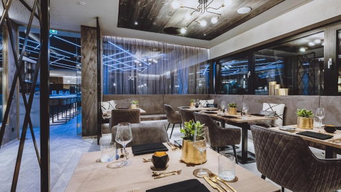 Modernes Hotelrestaurant mit gedeckten Tischen