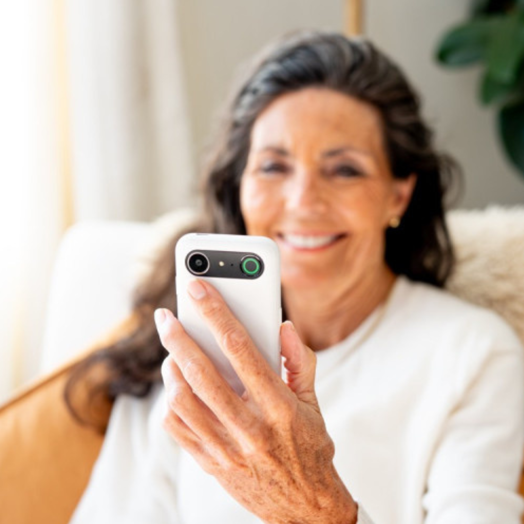 C'est une dame qui fait un appel visio avec son téléphone DORO AURORA 10. 