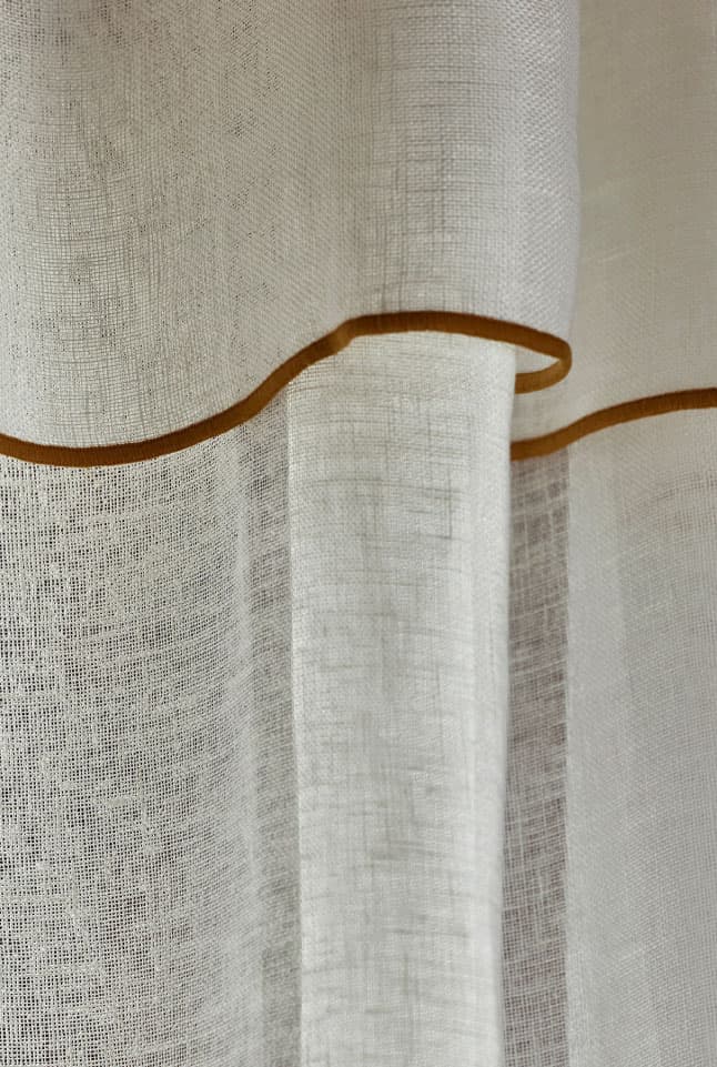 Voilage panneau Shadow blanc pur et bourdon ocre