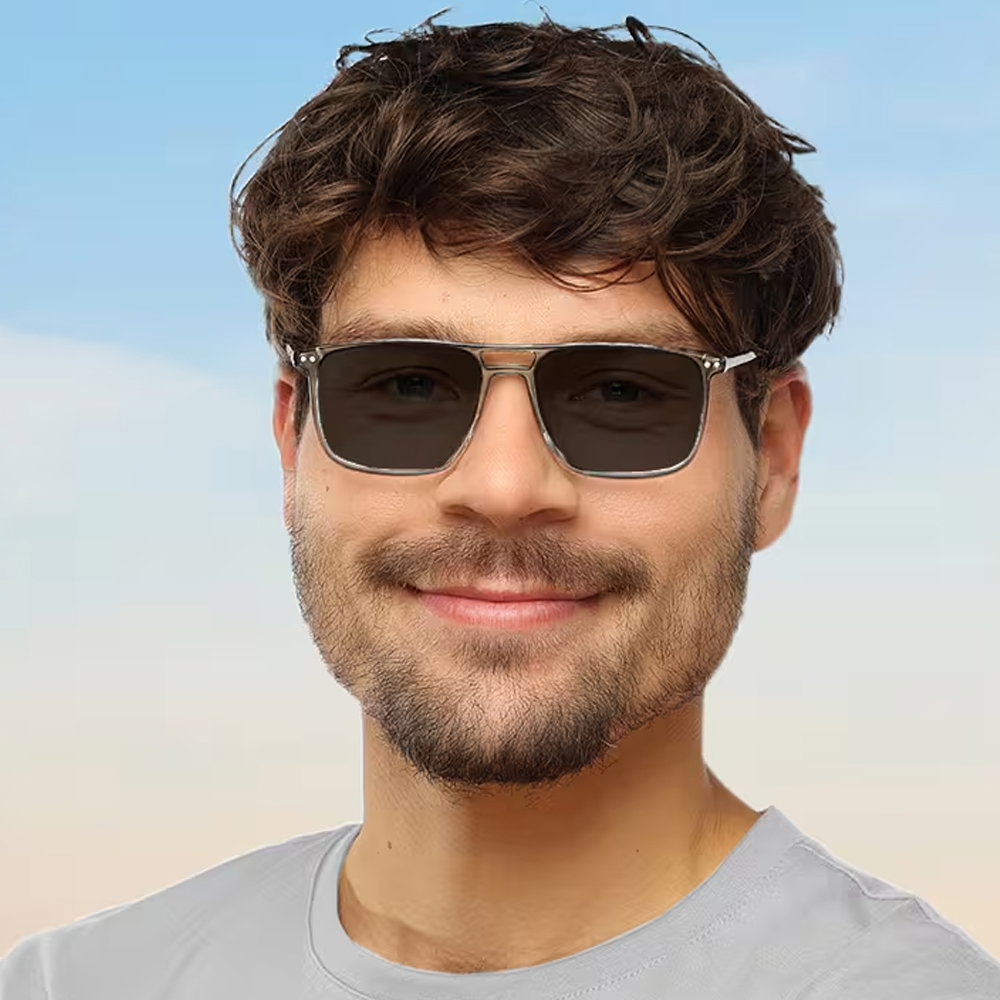 Mann mit Sonnenbrille vor hellem Hintergrund